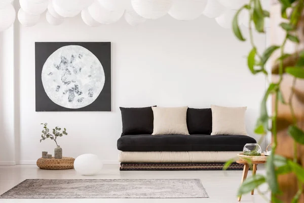 Kuddar Svart Soffa Vitt Vardagsrum Inredning Med Moon Affisch Och — Stockfoto