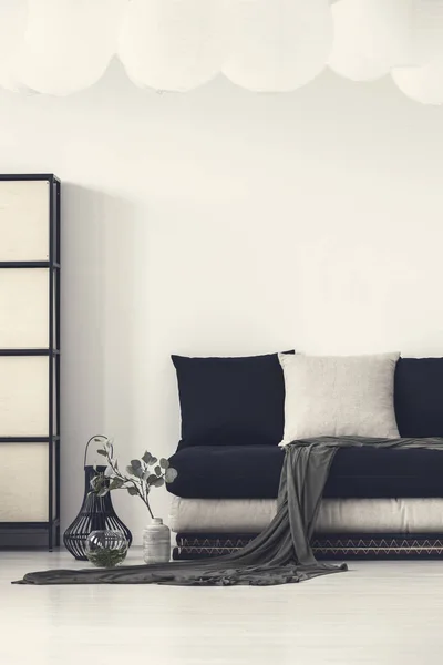 Manta Almohadas Sofá Negro Interior Sala Estar Moderna Blanca Con —  Fotos de Stock