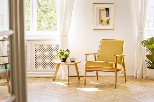 Retro Žluté Křeslo Dřevěný Stůl Interiéru Krásný Slunný Obývací Pokoj — Stock fotografie