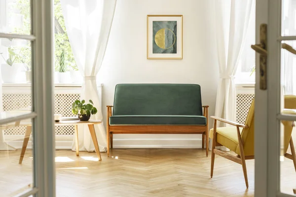 Foto Real Uma Sala Estar Interior Vintage Com Sofá Verde — Fotografia de Stock