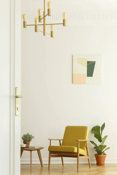 Comfortabele Gele Stoel Met Een Houten Frame Het Interieur Van — Stockfoto