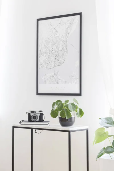 一个城市地图海报上的白色墙壁上 植物和相机的框框架 大理石顶部桌子在一个时髦的客厅内部的旅行者 — 图库照片