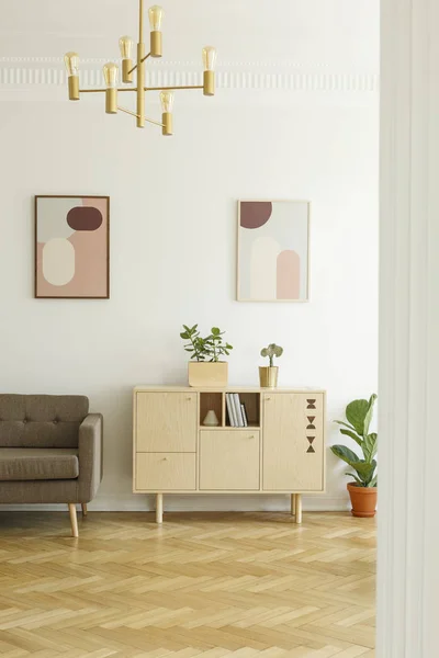 Affiches Sur Mur Blanc Canapé Confortable Une Armoire Bois Simple — Photo