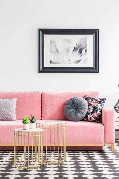 海报上面的粉红色沙发与枕头在白色客厅内部与黄金表 真实照片 — 图库照片