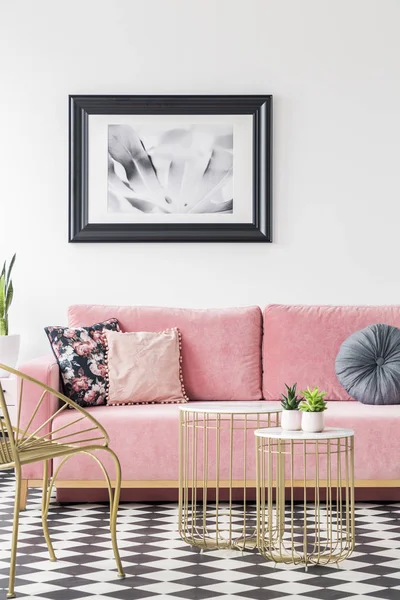 Sofá Rosa Decorado Con Almohadas Póster Pared Mesas Oro Interior —  Fotos de Stock