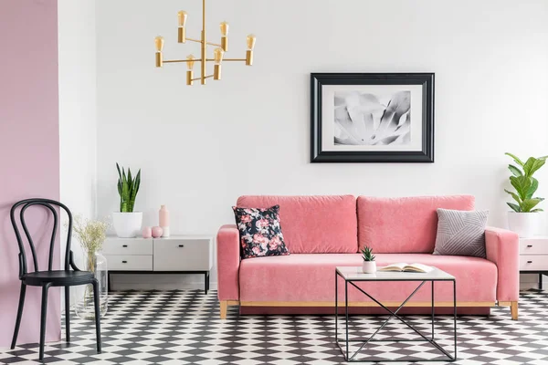 Chaise Noire Canapé Rose Avec Oreillers Dans Salon Blanc Intérieur — Photo