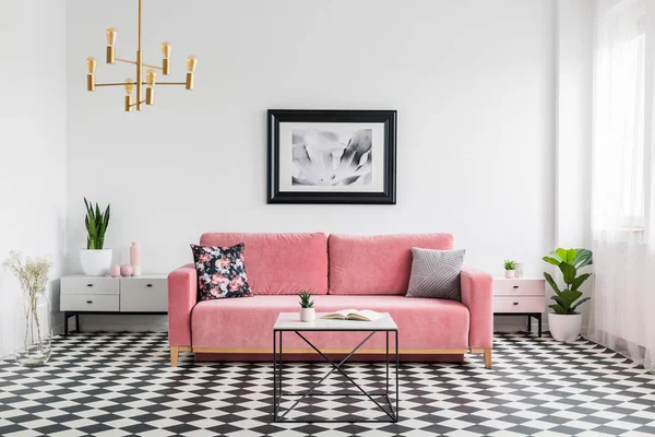 市松模様の床 ポスターと広々 としたリビング ルームのインテリアにピンクのソファの上に枕 実際の写真 — ストック写真