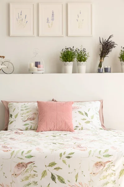 침구와 라벤더 포스터와 화이트 인테리어의 사진에 침대에 파스텔 — 스톡 사진