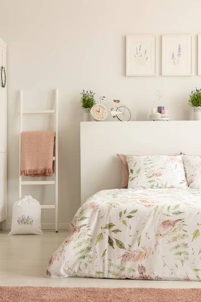 Foto Real Del Interior Del Dormitorio Blanco Con Reloj Forma — Foto de Stock