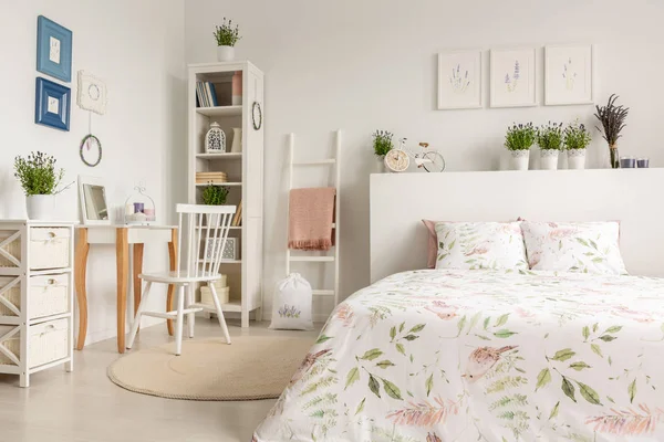 Véritable Photo Intérieur Chambre Pastel Avec Lit Double Draps Floraux — Photo