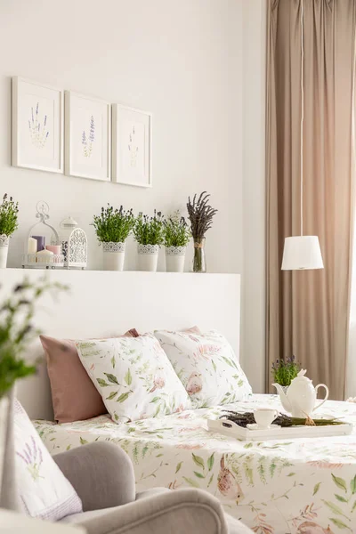 Vista Lateral Una Cama Almohadas Bandeja Con Una Olla Plantas — Foto de Stock