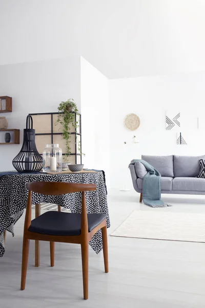 Mesa Silla Madera Interior Del Apartamento Blanco Con Planta Sofá —  Fotos de Stock