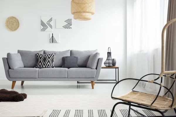 Echtes Foto Eines Rattan Sessels Gegenüber Einem Grauen Sofa Wohnzimmer — Stockfoto