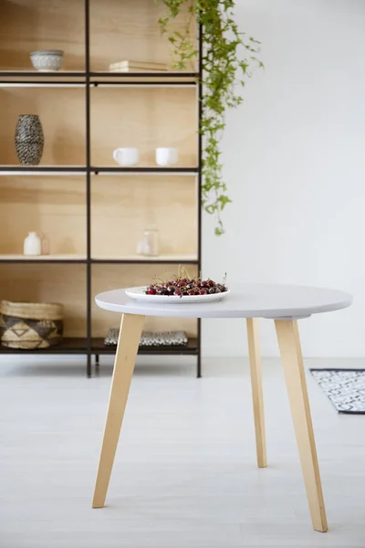 Valódi Kép Egy Tál Cseresznye Egy Kerek Fából Készült Asztal — Stock Fotó