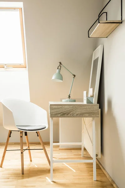 Schreibtischlampe Weißem Arbeitsraum Auf Dem Dachboden Mit Stuhl Und Fenster — Stockfoto