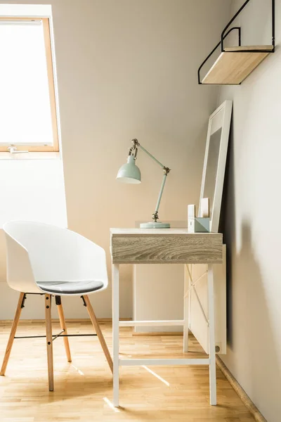 Lámpara Escritorio Interior Del Espacio Trabajo Blanco Ático Con Silla —  Fotos de Stock