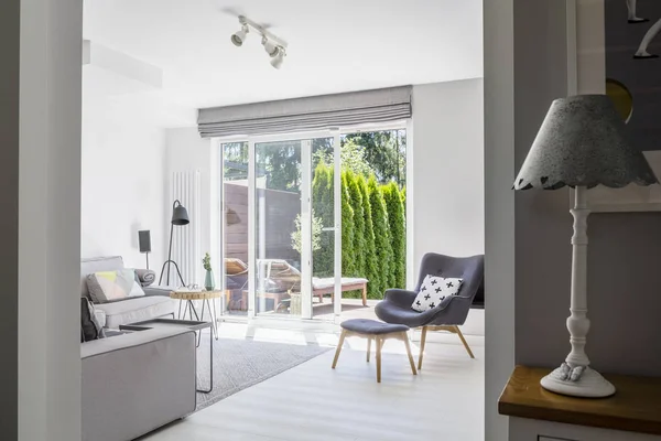 Lampe Auf Schrank Und Fenster Weißem Wohnzimmerinnenraum Mit Grauem Sessel — Stockfoto