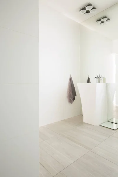 Zrcadlo Interiéru Bílé Koupelny Ručníky Dále Umyvadlo Reálné Foto — Stock fotografie