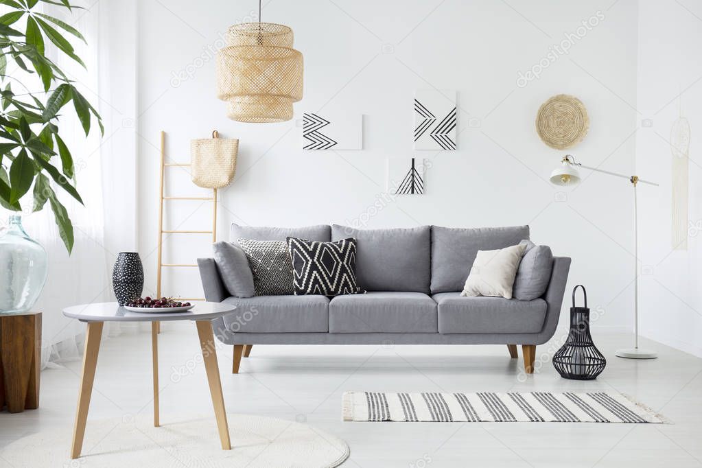 Foto Real Simple Interior Sala Estar Con Cojines Sofá Gris — Foto