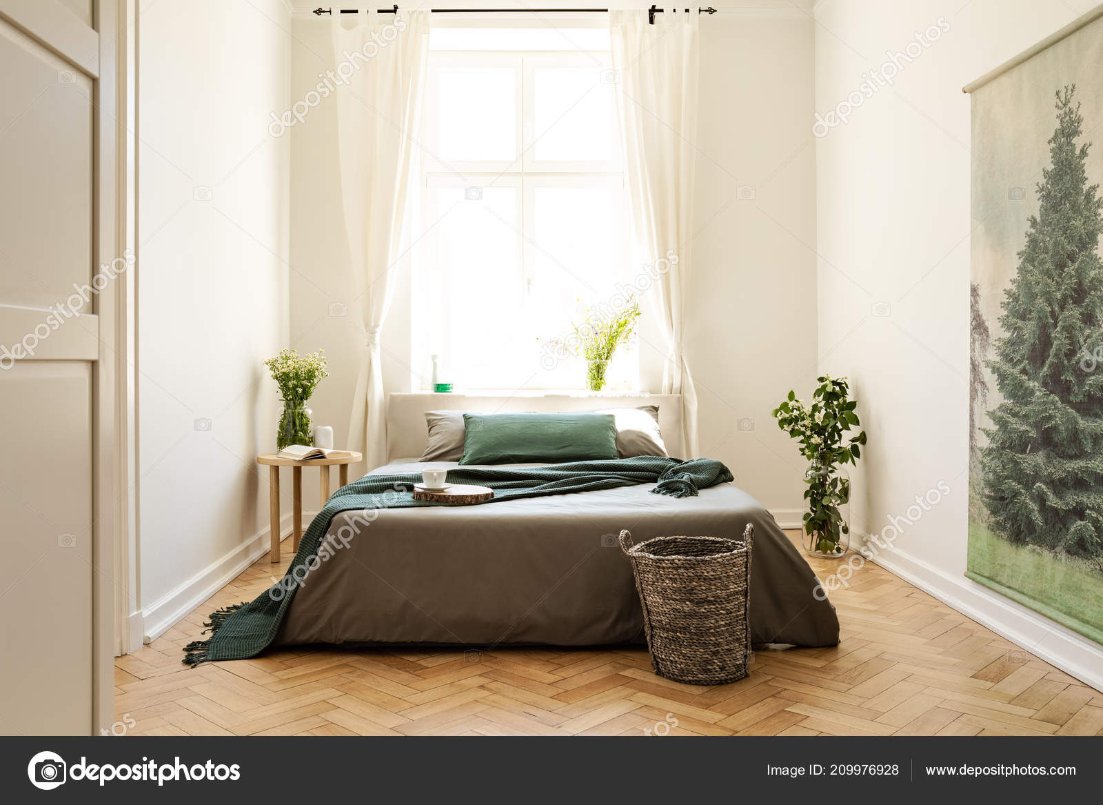 Grüne Decke Auf Bett Und Pflanzen Schlafzimmer Innenraum Mit ... Grüne Decke Auf Bett Und Pflanzen Schlafzimmer Innenraum Mit ...