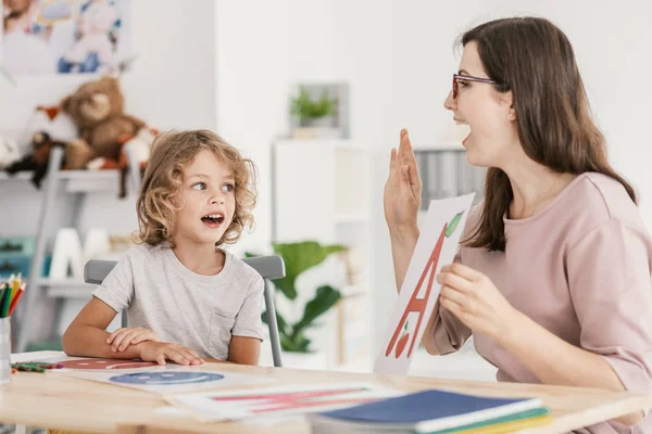 Terapeuta Del Habla Enseñando Pronunciación Letras Niño Aula — Foto de Stock