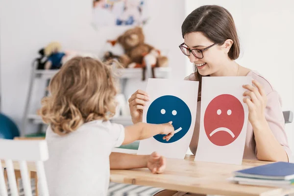 Young Kid Pointing Graphic Smiley Face Psychotherapy Session — Stock Photo, Image