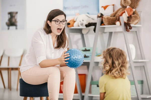 Juego Sensorial Con Una Pelota Azul Jugado Por Terapeuta Infantil — Foto de Stock