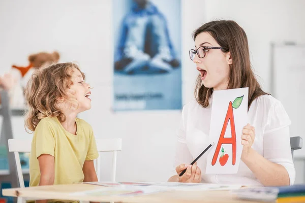 Logoped Arbetar Med Ett Barn Korrekt Uttal Med Prop Med — Stockfoto