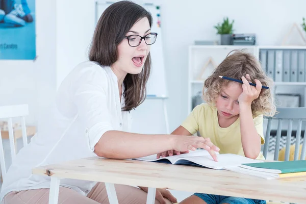 Tutor Enseñando Niño Autista Una Lengua Extranjera Una Oficina — Foto de Stock