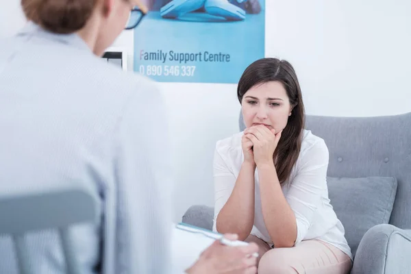 Vrouw Huilen Tijdens Therapie Bij Een Familie Support Center — Stockfoto