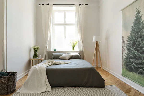 Cobertor Cama Escura Interior Quarto Brilhante Com Flores Lâmpada Cortinas — Fotografia de Stock