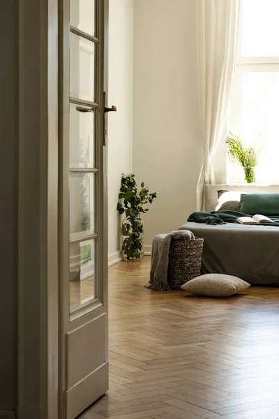 Korb Und Kissen Vor Dem Bett Einfachen Schlafzimmern Mit Pflanzen — Stockfoto