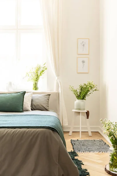 Posters White Wall Flowers Table Next Grey Green Bed Bedroom — Stock Photo, Image