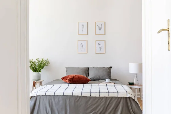 Posterler Yukarıdaki Desenli Battaniye Beyaz Yatak Odası Kırmızı Yastık Yatak — Stok fotoğraf