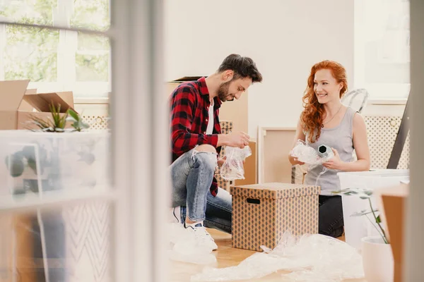 Lachende Vrouw Man Verpakking Spullen Tijdens Het Verhuizen Van Thuis — Stockfoto