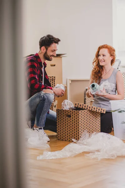 Casal Feliz Embalagem Coisas Uma Caixa Papelão Interior Durante Realocação — Fotografia de Stock