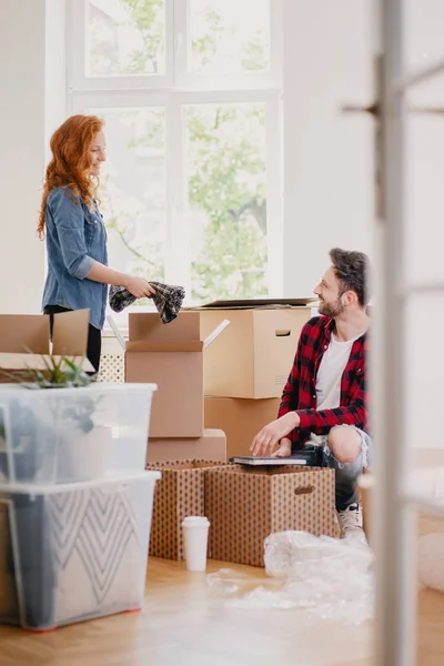 Mujer Hombre Embalando Cosas Cajas Cartón Mientras Mudan Casa — Foto de Stock