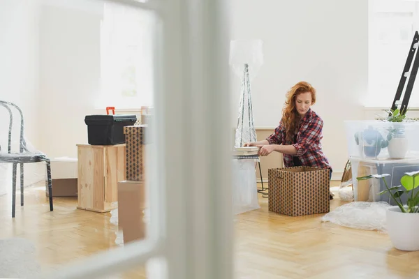 Donna Imballaggio Libri Scatole Cartone Mentre Trasferisce Una Nuova Casa — Foto Stock