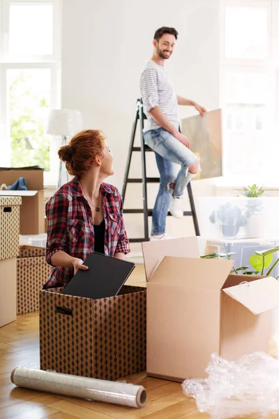 Kvinna Som Packning Grejer Lådor Medan Flyttar Med Make Till — Stockfoto