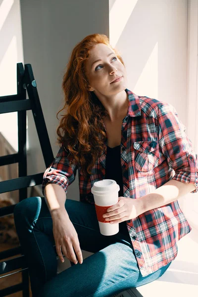 Kırmızı Saçlı Kadın Yenileme Sırasında Evde Kahve Ile Yüksek Açı — Stok fotoğraf