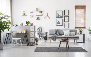 Modern oturma odası iç gri dekoru, ahşap mobilyalar ve beyaz duvarlar minimalist resimleri Galerisi