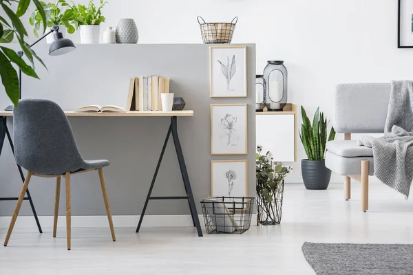 Moderne Stoel Met Houten Poten Door Een Industriële Bureau Met — Stockfoto