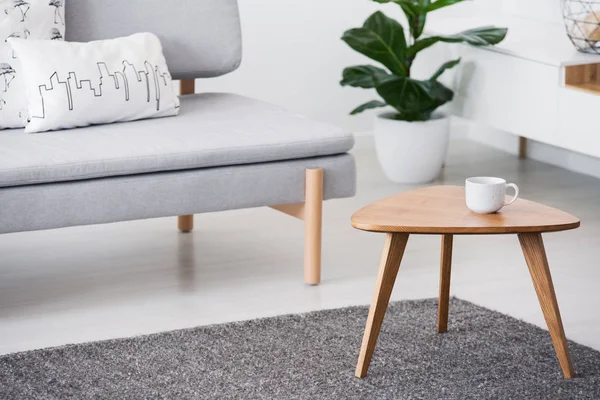 Taza Sobre Una Mesa Centro Madera Fondo Borroso Con Almohadas — Foto de Stock