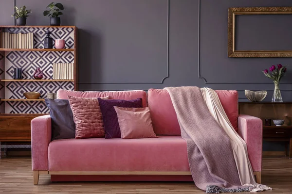 Polštáře Přikrývky Prášek Růžové Sametové Pohovce Interiéru Luxusní Šedé Obývacího — Stock fotografie