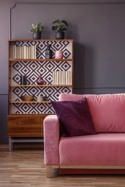 Almohada Roja Sofá Rosa Interior Sala Estar Retro Con Gabinete —  Fotos de Stock