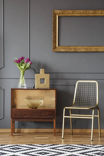 Goldener Stuhl Neben Holzschrank Mit Blumen Grauen Interieur Mit Attrappe — Stockfoto