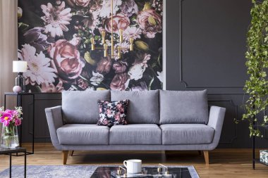 Gri karanlık oturma odası iç çiçek duvar kağıdı, duvar ve altın lambayı kalıplama ile gerçek fotoğraf desenli yastık ile lounge