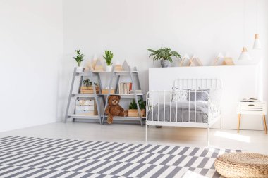 Üçgen şekli raf ünitesi ile beyaz duvarları ve gri yaprak ile geniş çocuk yatak odası iç ahşap dekorasyon