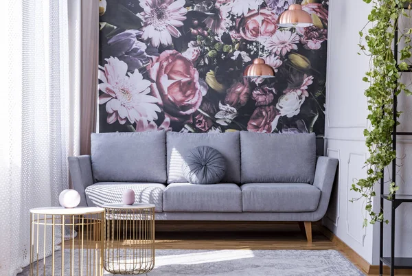 Echtes Foto Von Hellem Wohnzimmerinterieur Mit Floraler Tapete Grauer Lounge — Stockfoto