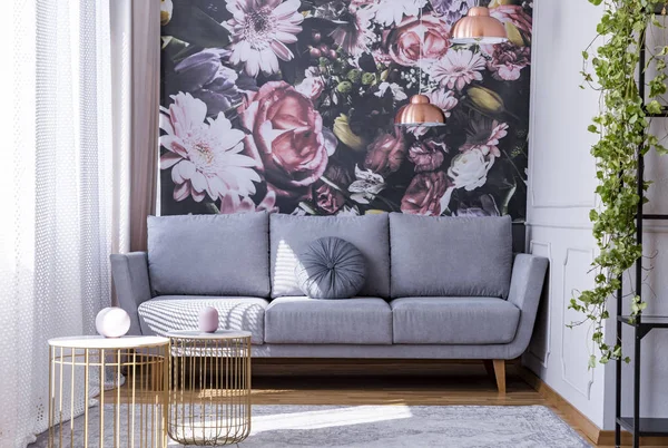 Verklig Foto Ljusa Vardagsrum Inredning Med Blommiga Tapeter Grå Lounge — Stockfoto